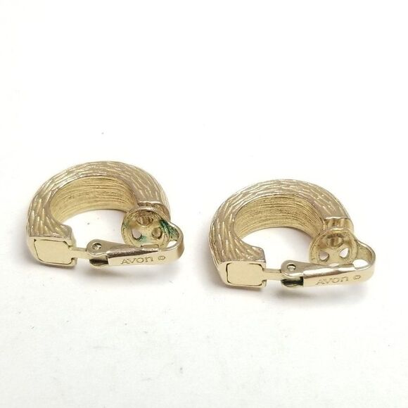 Vintage Avon Textured Gold Tone Huggie Hoop Clip On Earrings, Classic Design - Picture 5 of 6